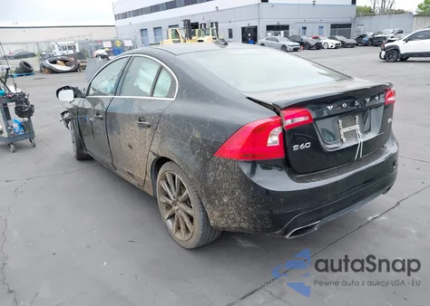 2015 Volvo S60 T5 Platinum z USA, uszkodzony, nr VIN YV126MFM6F2361507